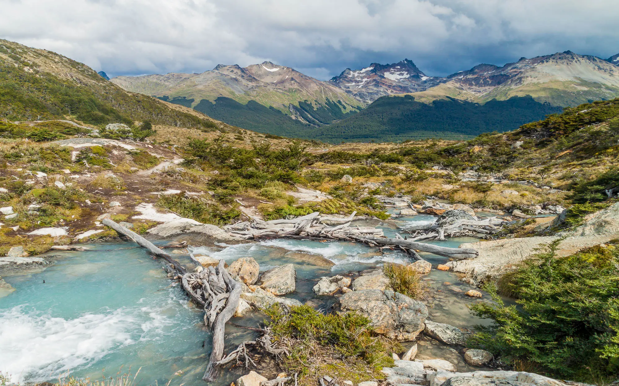 Imagen decorativa. Arroyo con montañas de fondo en Tierra del Fuego.