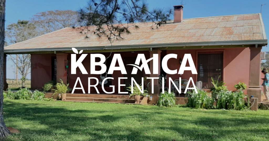 Logotipo de KBA AICA Argentina sobre un fondo fotográfico de un paisaje del Bañado Mora Cue y Cuay Grande.