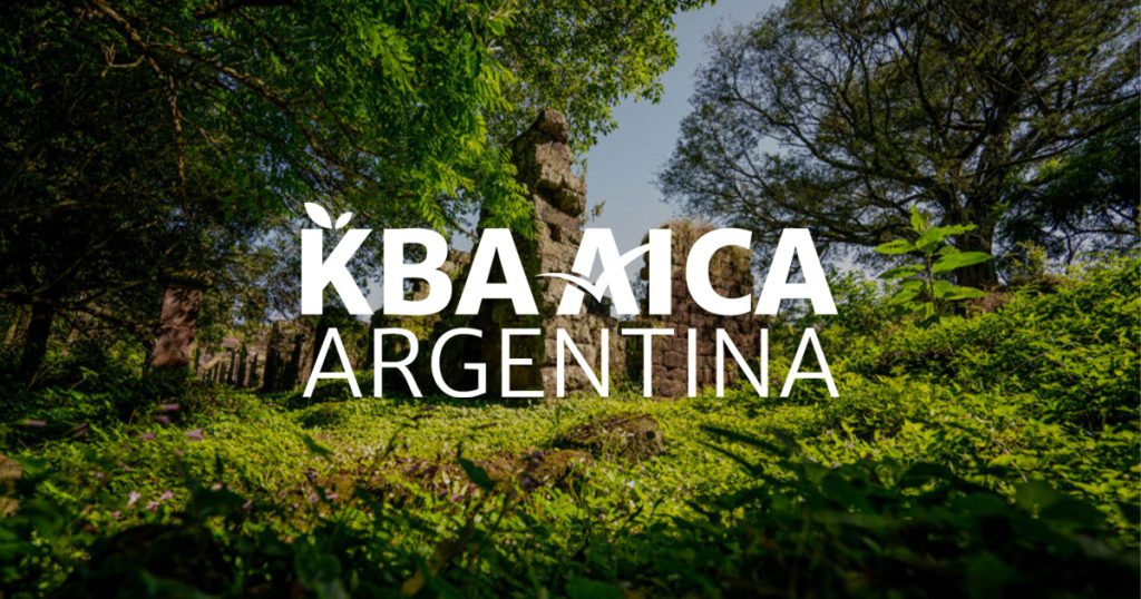 Logotipo de KBA AICA Argentina sobre un fondo fotográfico de un paisaje de la KBA Cerro Mártires y Barra Santa María.
