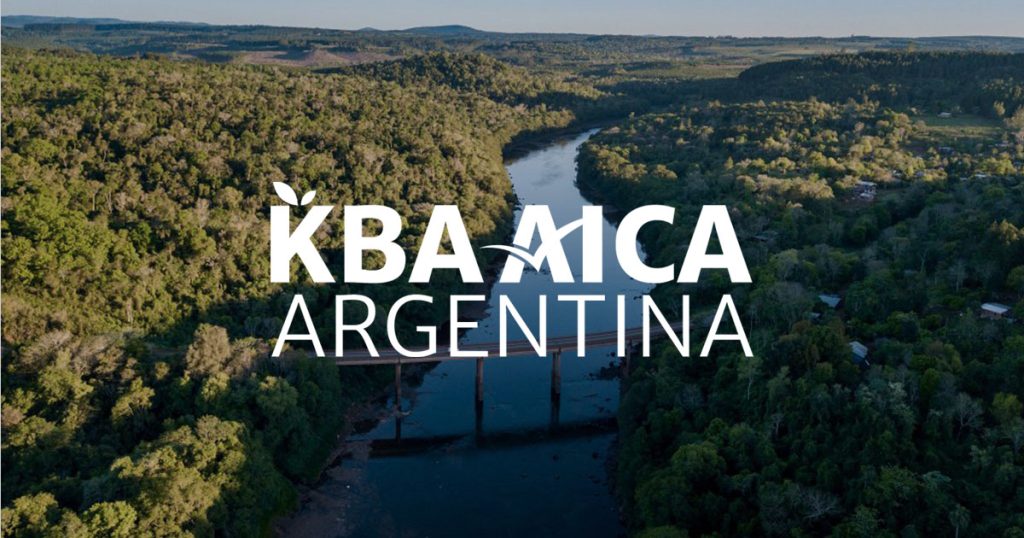 Logotipo de KBA AICA Argentina sobre un fondo fotográfico de un paisaje de la Cuenca del Piray Guazú.