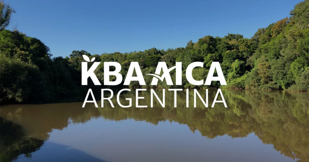 Logotipo de KBA AICA Argentina sobre un fondo fotográfico de un paisaje de la Cuenca del Piray Miní.