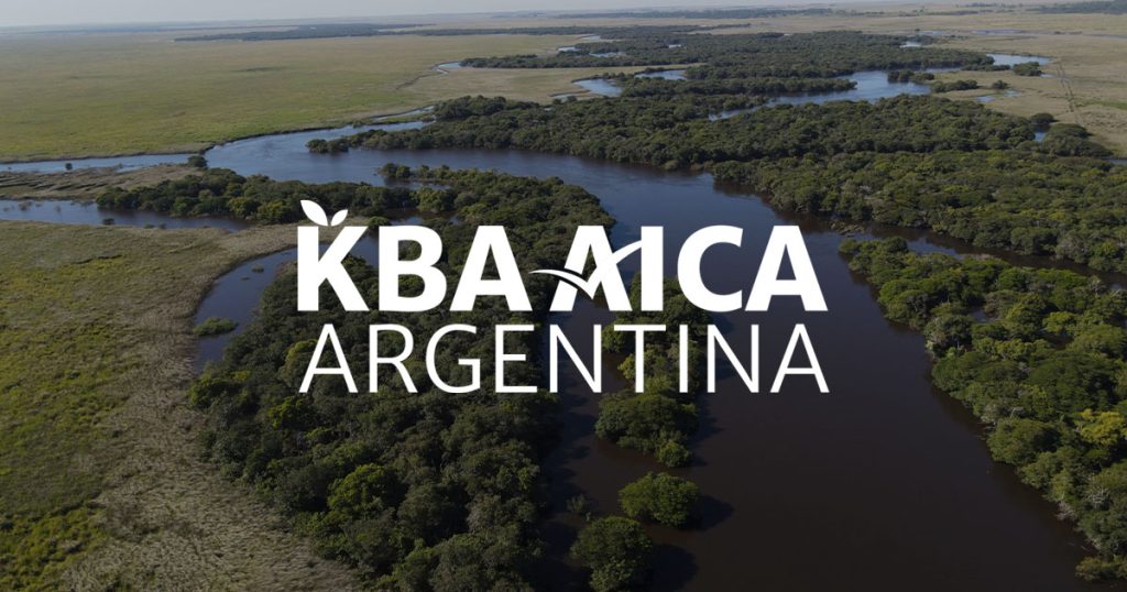 Logotipo de KBA AICA Argentina sobre un fondo fotográfico de un paisaje de la Cuenca del río Aguapey.