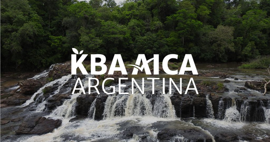 Logotipo de KBA AICA Argentina sobre un fondo fotográfico de un paisaje de las Cuencas del Tabay y Ñacanguazú.