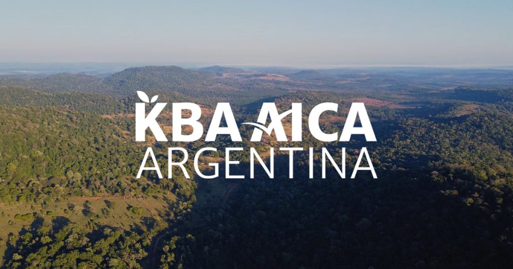 Logotipo de KBA AICA Argentina sobre un fondo fotográfico de un paisaje de la KBA Montecarlo.