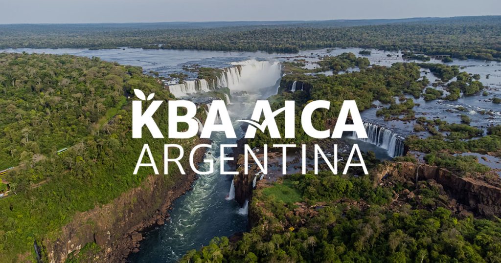 Logotipo de KBA AICA Argentina sobre un fondo fotográfico de un paisaje del Parque Nacional Iguazú y alrededores.