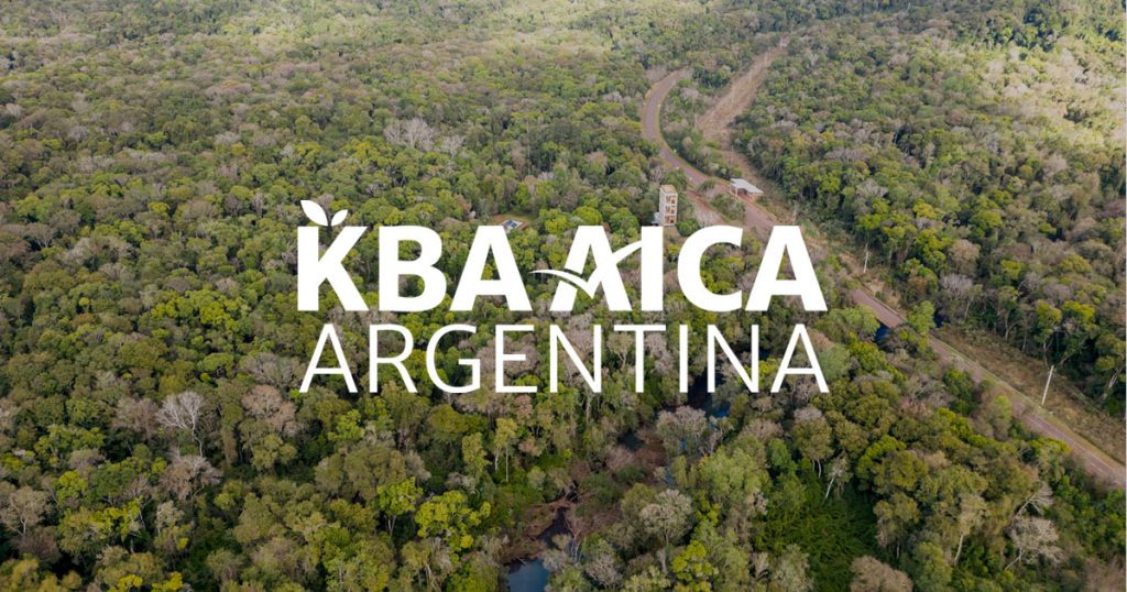 Logotipo de KBA AICA Argentina sobre un fondo fotográfico de un paisaje del Parque Provincial Urugua-í y alrededores.