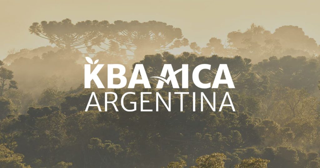 Logotipo de KBA AICA Argentina sobre un fondo fotográfico de un paisaje de la KBA San Pedro.